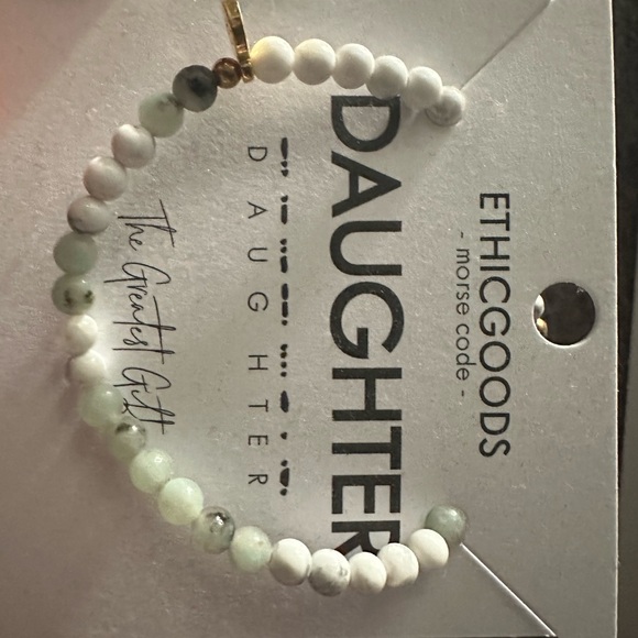 3 piece NWT Jewelry Set - Picture 6 of 8